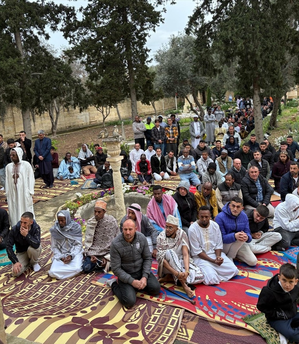 Malta'da Türk vatandaşları ve Müslümanlar bayram namazını Marsa'daki tarihi Türk Şehitliği'nde...