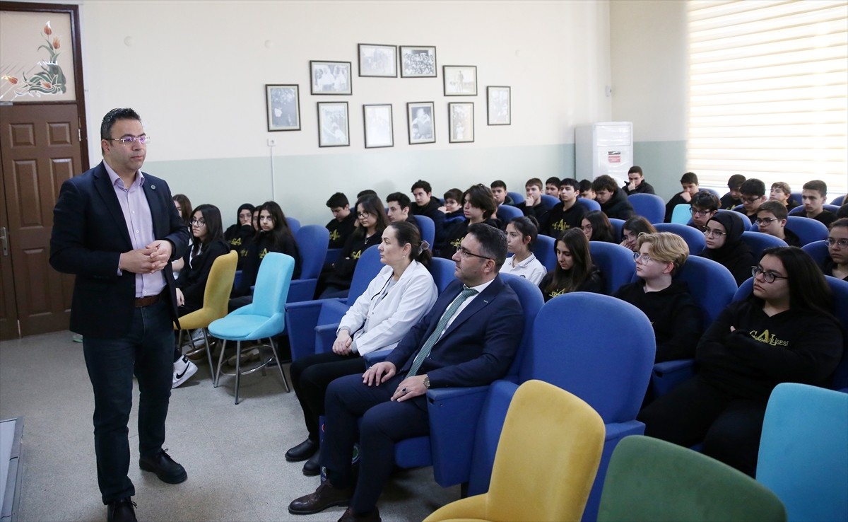 Manisa'da Yeşilay Haftası kapsamında tüm okullarda 3'üncü derste "Yeşilay" konusu işlendi. Yeşilay...