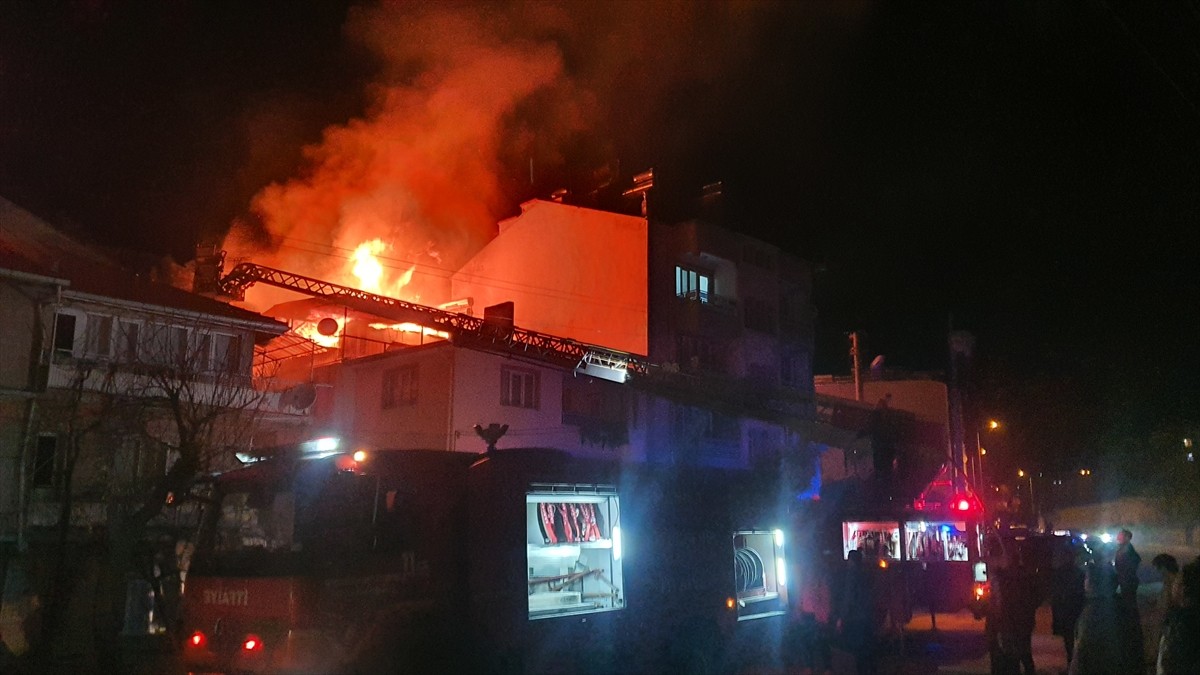 Manisa'nın Demirci ilçesinde 3 katlı binanın çatısında çıkan yangın hasara yol açtı.