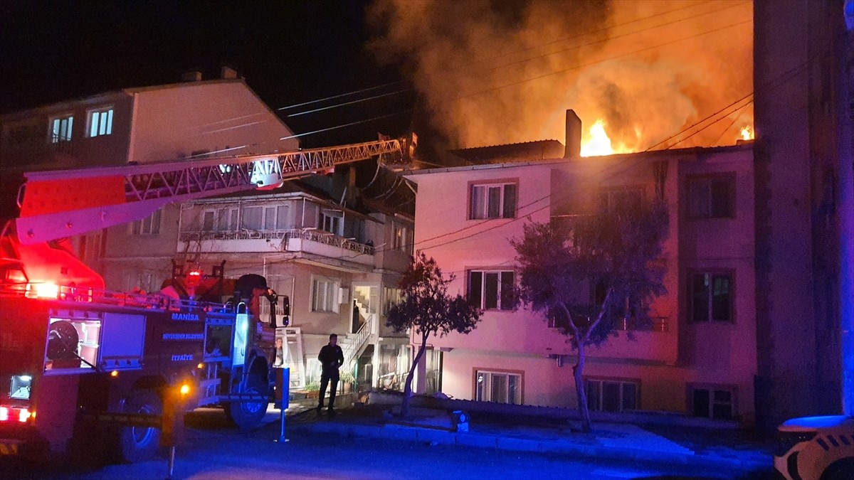 Manisa'nın Demirci ilçesinde 3 katlı binanın çatısında çıkan yangın hasara yol açtı.