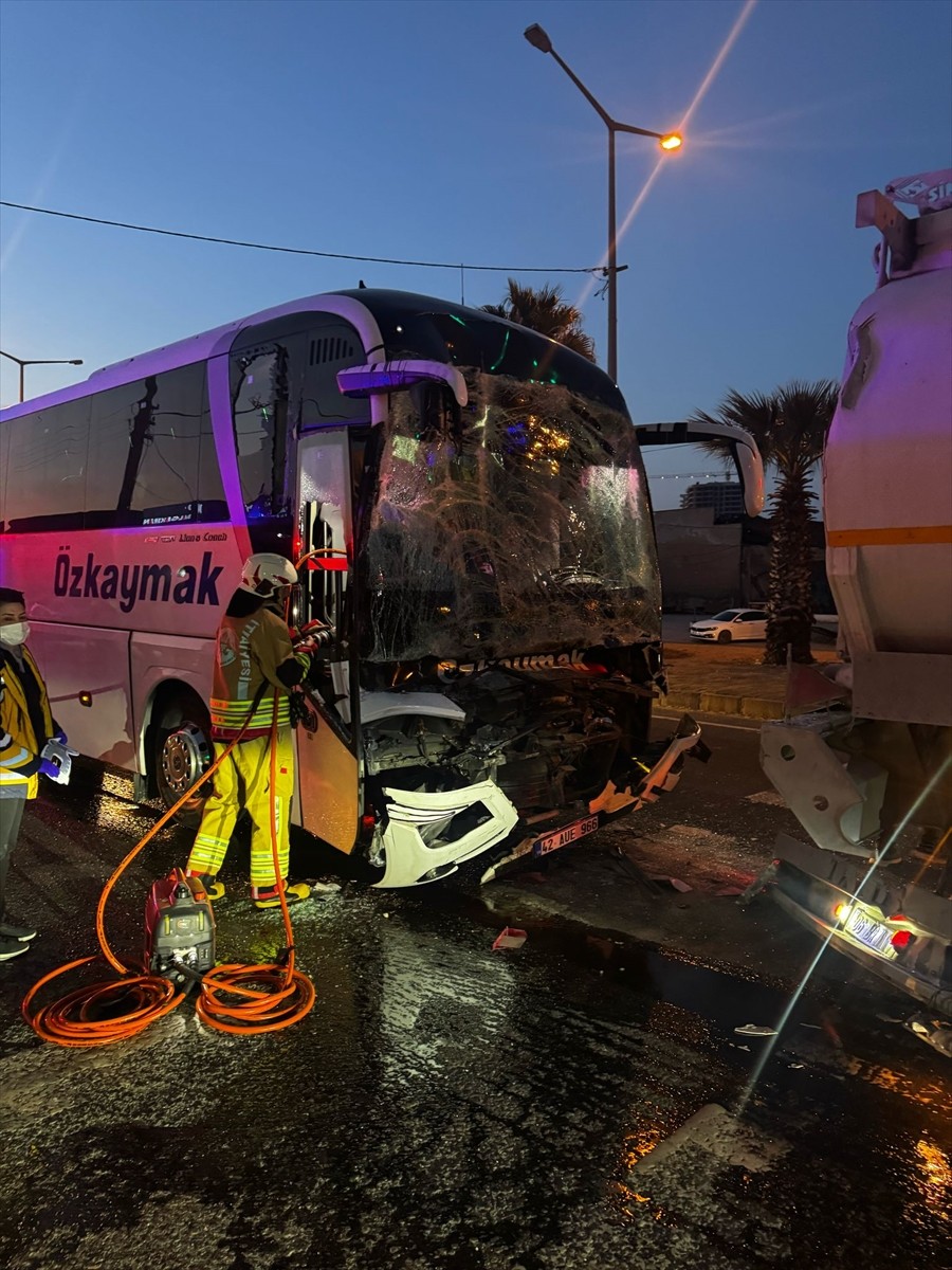 Manisa'nın Turgutlu ilçesinde 4 aracın karıştığı trafik kazasında 1 kişi hayatını kaybetti, 7 kişi...