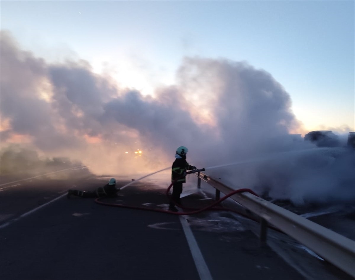 Mardin'in Kızıltepe ilçesinde devrildikten sonra yanan akaryakıt tankerinin sürücüsü yaralandı....