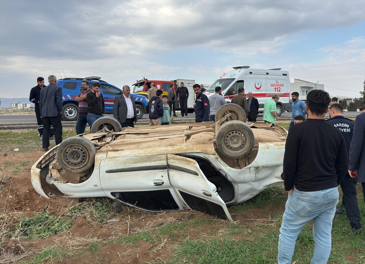 Mardin'in Kızıltepe ilçesinde otomobilin devrilmesi sonucu 1'i bebek 4 kişi yaralandı. Kaza yerine...