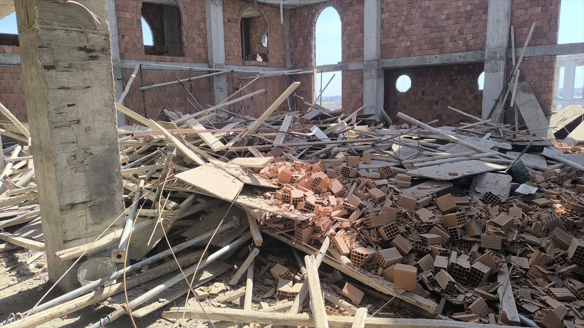 Mardin'in Nusaybin ilçesinde bir caminin inşaatında iskelenin çökmesi sonucu 2 işçi yaralandı....