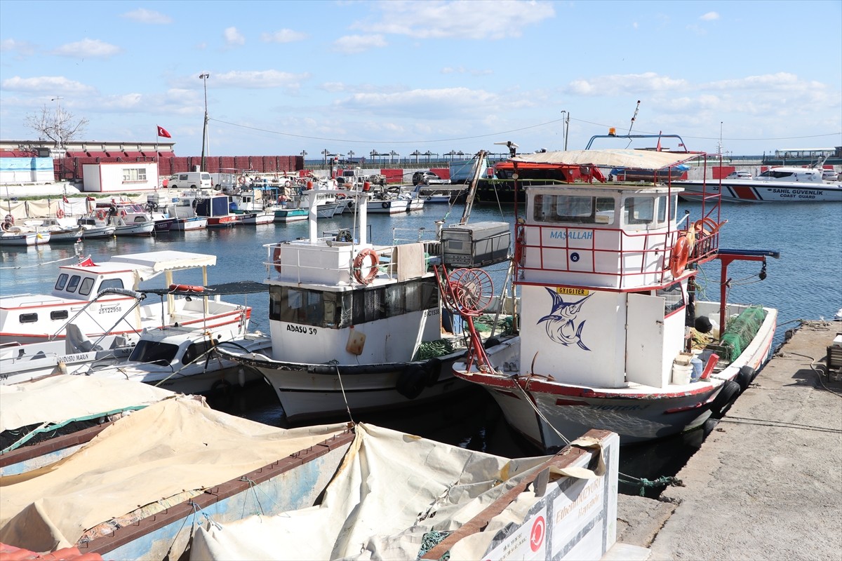 Marmara Denizi'nde öğle saatlerinde başlayan lodos, Tekirdağ'da deniz ulaşımını olumsuz etkiliyor....