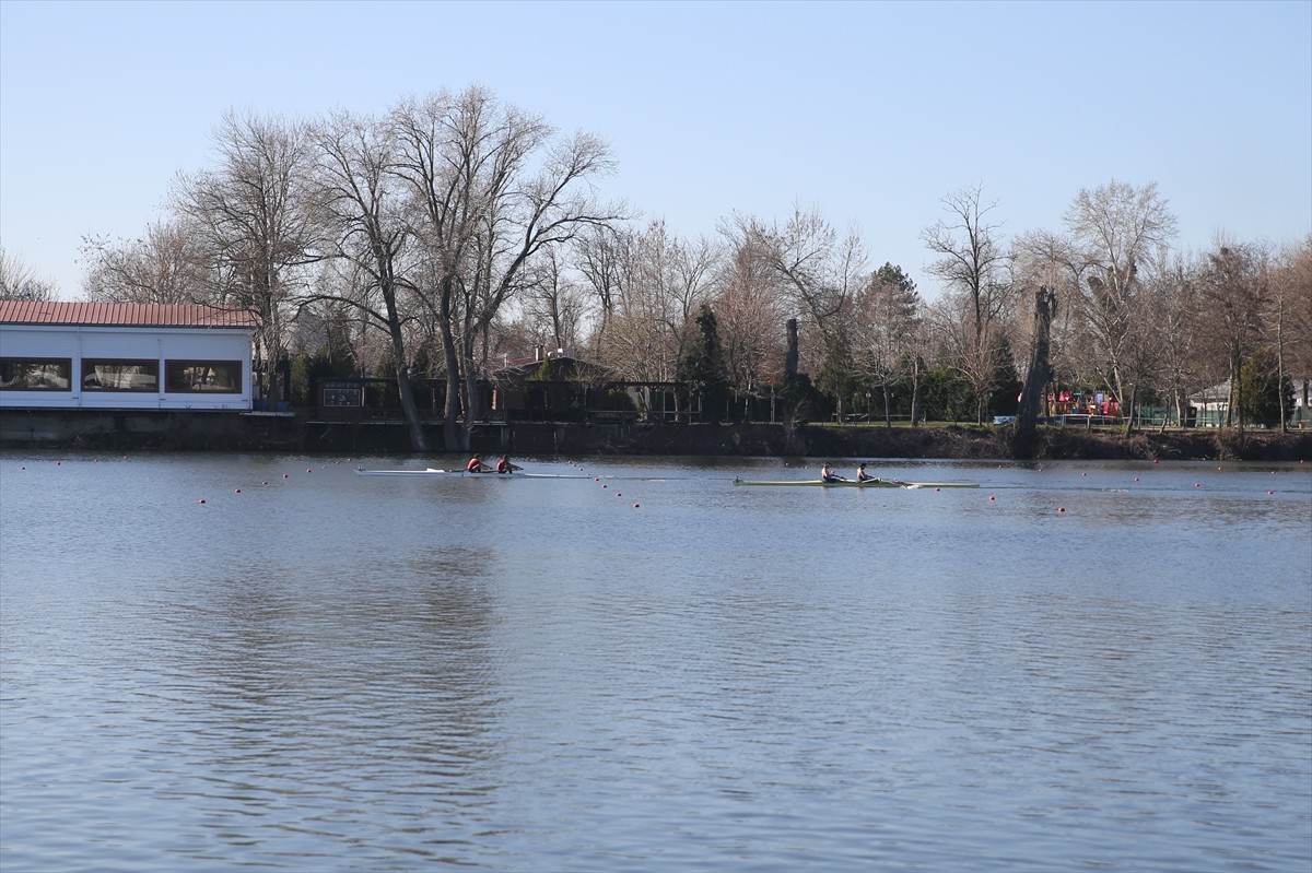 Meriç Nehri'nde düzenlenen Türkiye Kürek Şampiyonası'nda ikinci gün yarışları başladı. Türkiye...