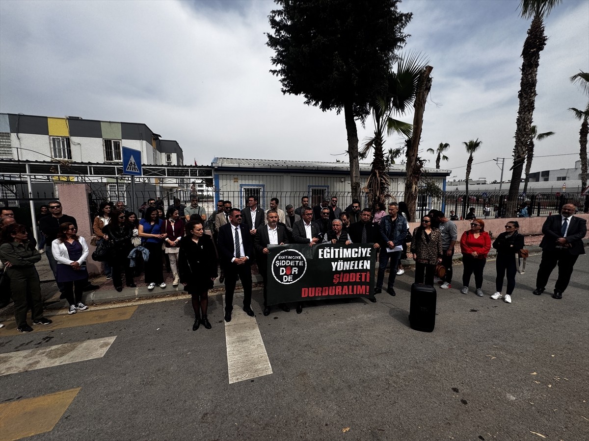 Mersin'in Akdeniz ilçesinde bazı eğitim sendikalarının üyeleri, bir anaokulunun müdür...