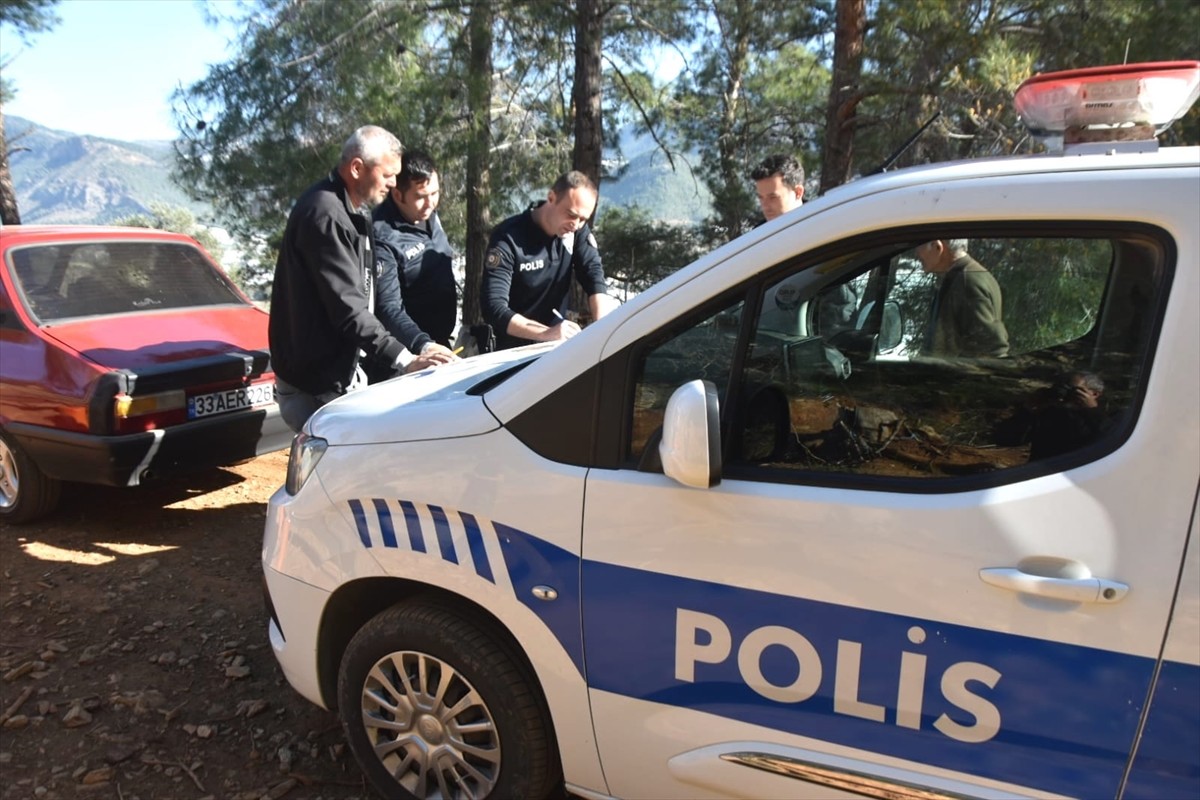 Mersin'in Bozyazı ilçesinde ağıla giren sahipsiz köpeklerin saldırdığı 30 küçükbaş hayvan telef...