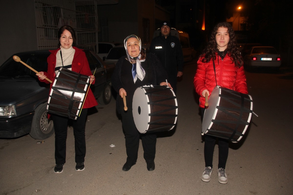Mersin'in Erdemli ilçesinde belediyenin kurduğu kadın ramazan davulcuları ekibi, sahur mesaisine...