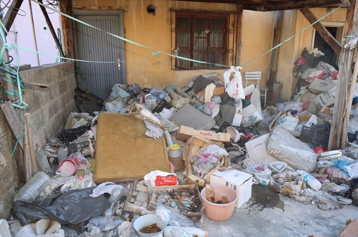 Mersin'in merkez Toroslar ilçesinde atık biriktirildiği belirlenen evden 10 ton çöp...