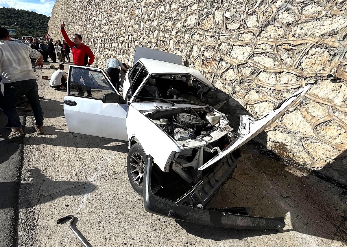 Mersin'in Toroslar ilçesinde, 3 otomobilin karıştığı zincirleme trafik kazasında 1 kişi öldü, 9...