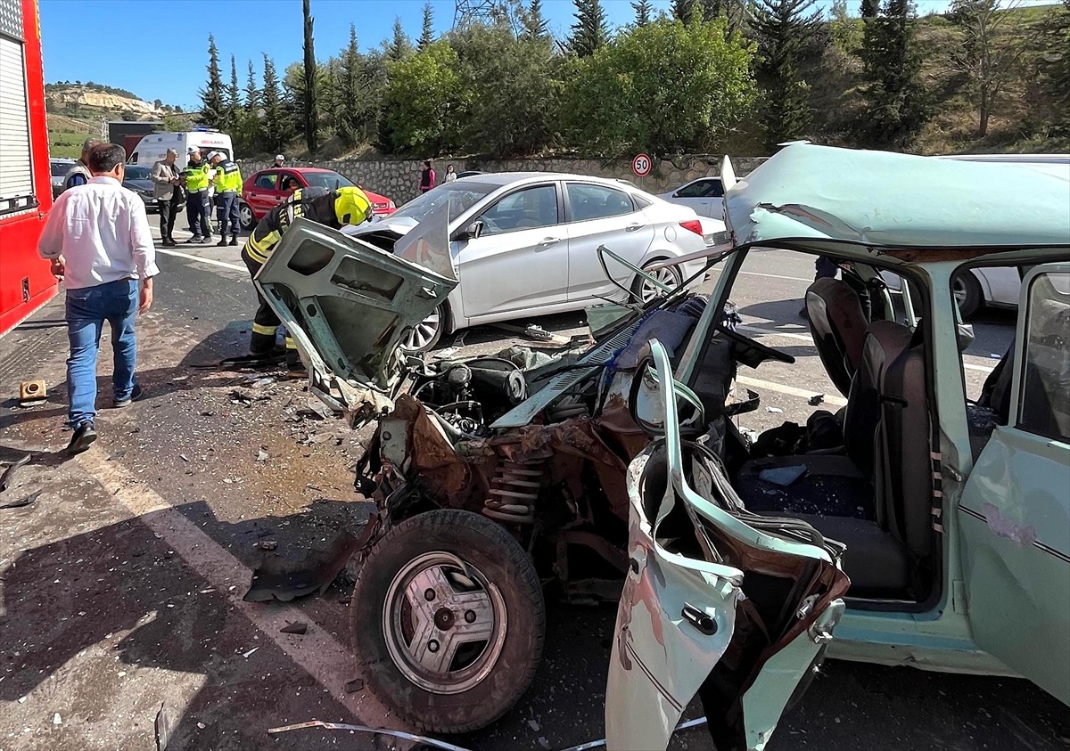 Mersin'in Toroslar ilçesinde, 3 otomobilin karıştığı zincirleme trafik kazasında 1 kişi öldü, 9...