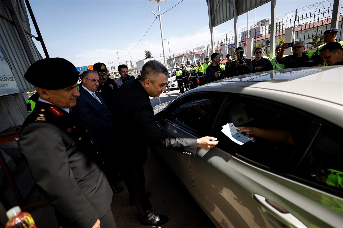 Mersin Valisi Atilla Toros (sağda), Ramazan Bayramı için kente gelen misafirleri kontrol...
