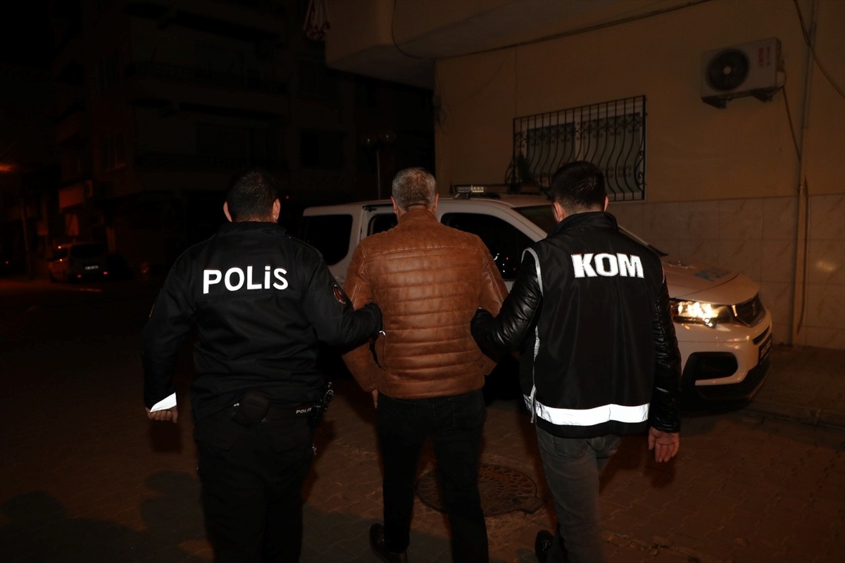 Mersin ve Adana'da tefecilik yaparak haksız kazanç sağladıkları iddiasıyla yakalanan 40 şüpheliden...