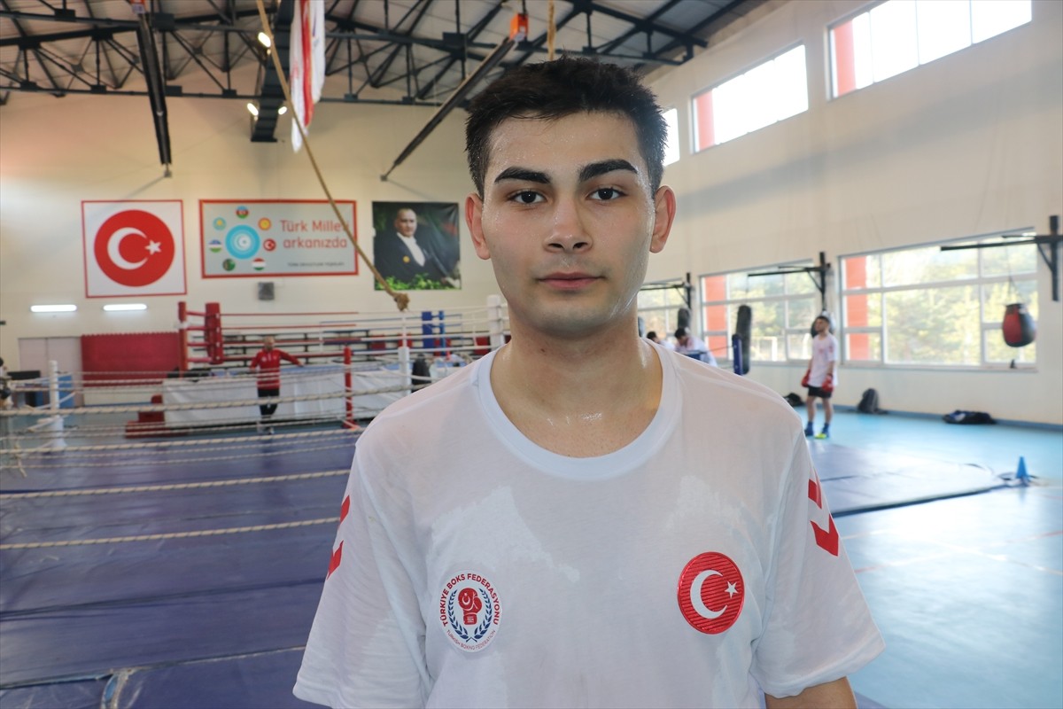 Milli boksör Tarık Ahmet Çelebi, öz güven sorunları nedeniyle başladığı boksta olimpiyat hedefiyle...