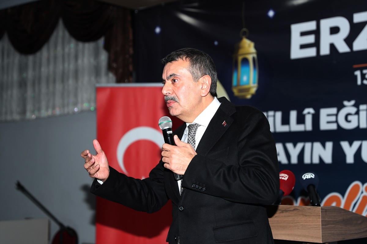 Milli Eğitim Bakan Yusuf Tekin, çeşitli temaslarda bulunmak üzere geldiği Erzincan'da  Valilik...