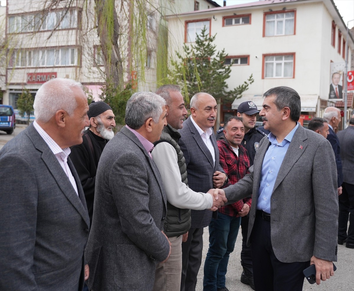 Milli Eğitim Bakanı Yusuf Tekin, Erzurum'un Uzundere ilçesinde vatandaşlarla bayramlaştı, ilçe...