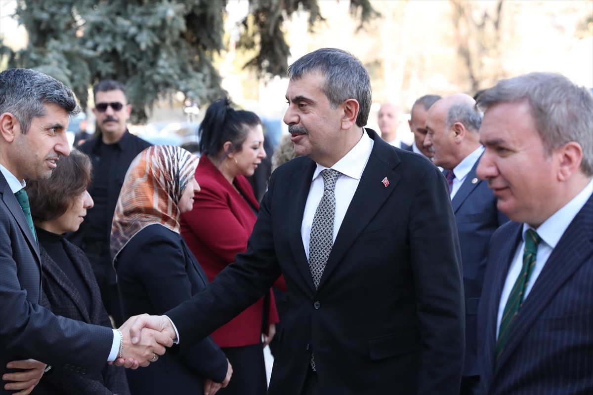 Milli Eğitim Bakanı Yusuf Tekin (sağ 2), temaslarda bulunmak üzere geldiği Erzincan'da, Valiliği...