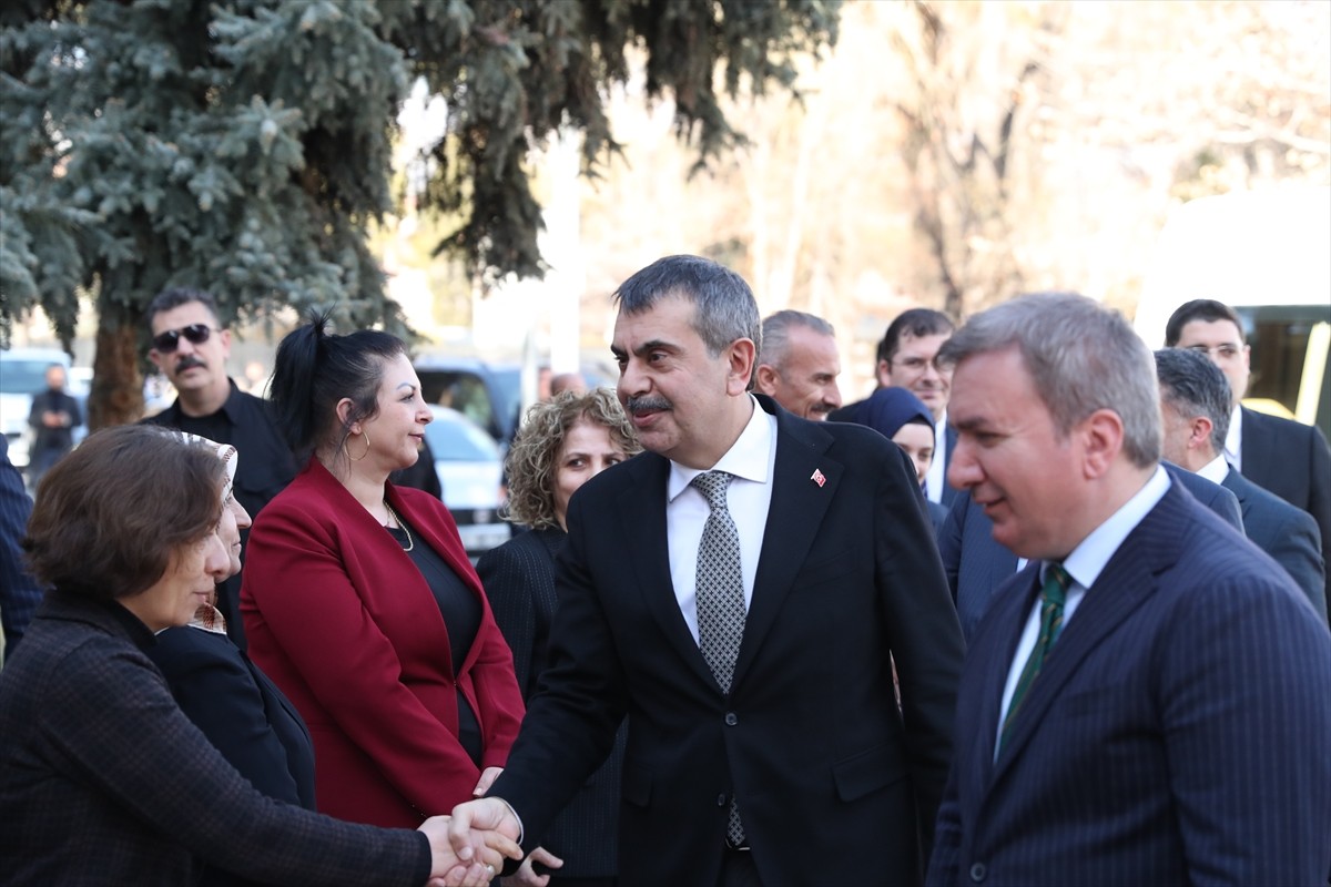 Milli Eğitim Bakanı Yusuf Tekin (sağ 2), temaslarda bulunmak üzere geldiği Erzincan'da, Valiliği...