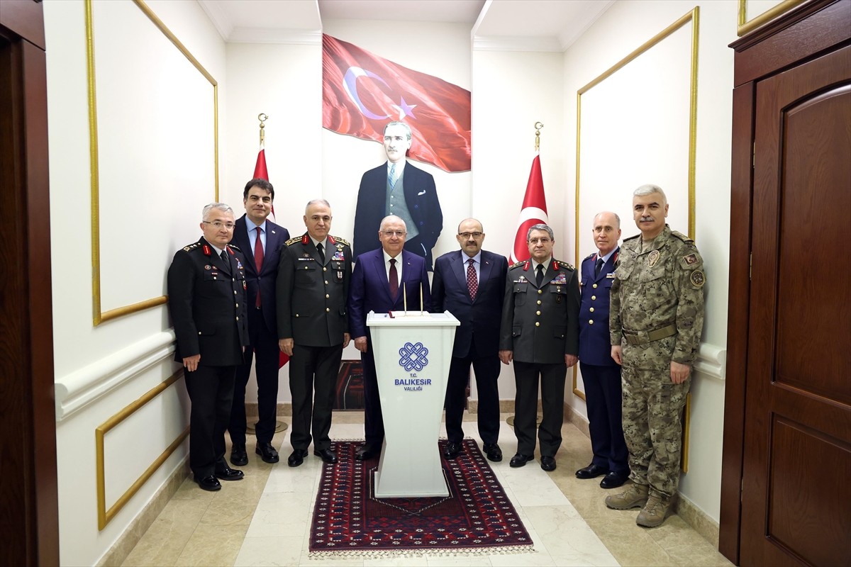 Milli Savunma Bakanı Yaşar Güler, Balıkesir Valiliğini ziyaret ederek Vali İsmail Ustaoğlu'ndan...