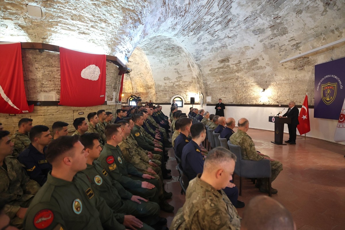 Milli Savunma Bakanı Yaşar Güler, Çanakkale'deki Amfibi Kolordu Komutanlığını ziyareti sırasında...