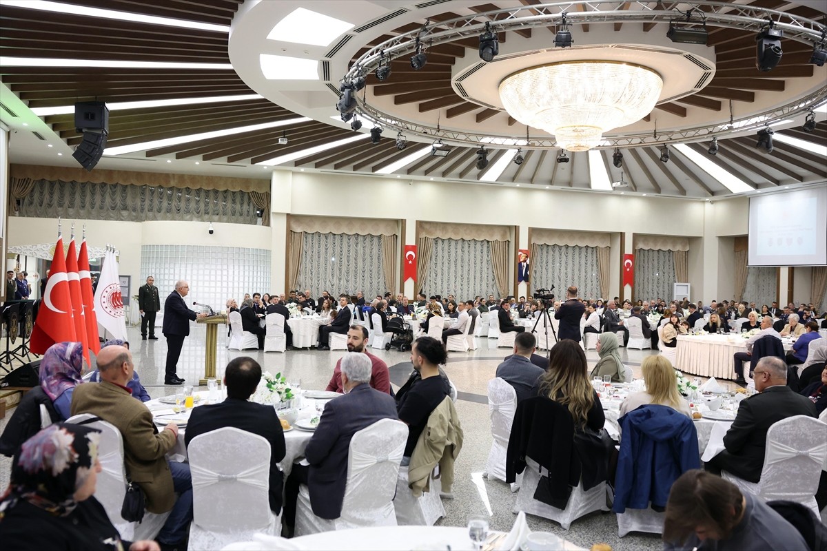 Millî Savunma Bakanı Yaşar Güler, şehit aileleri ve gaziler ile iftarda bir araya geldi. Bakan...