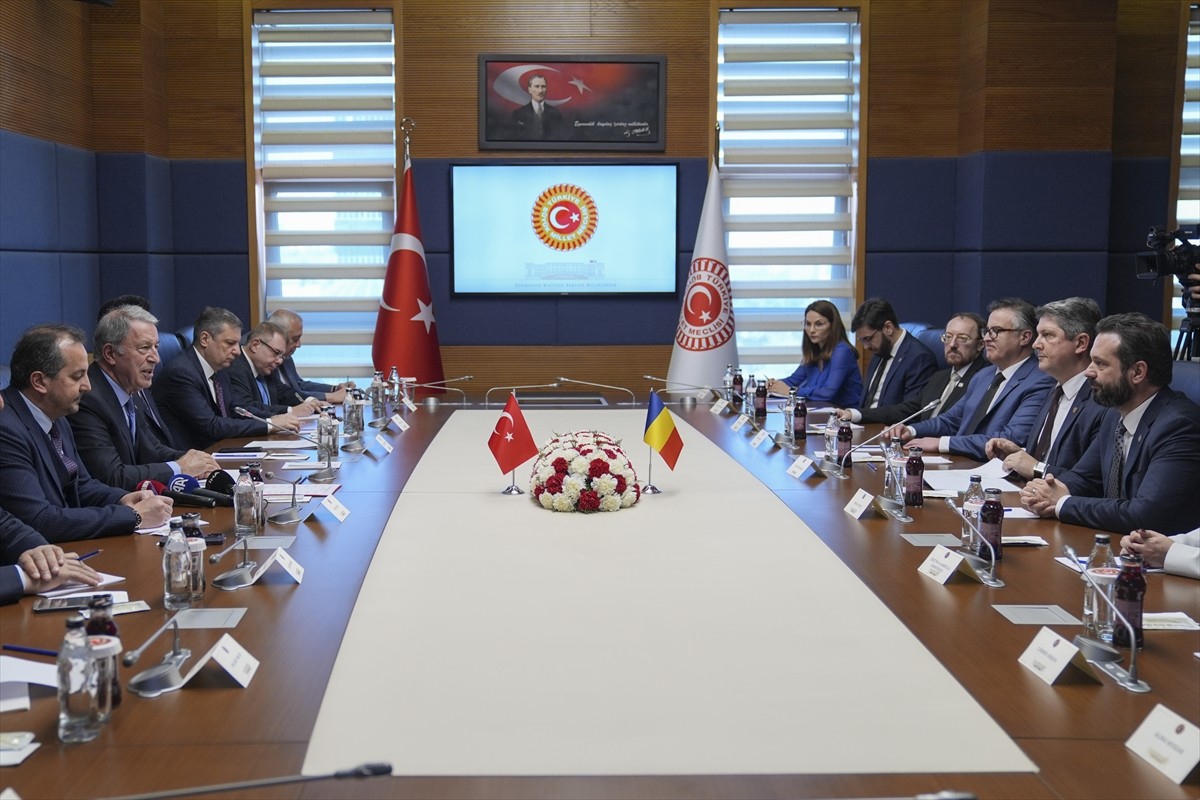 Milli Savunma Komisyonu Başkanı ve AK Parti Kayseri Milletvekili Hulusi Akar (sol 2), Romanya...