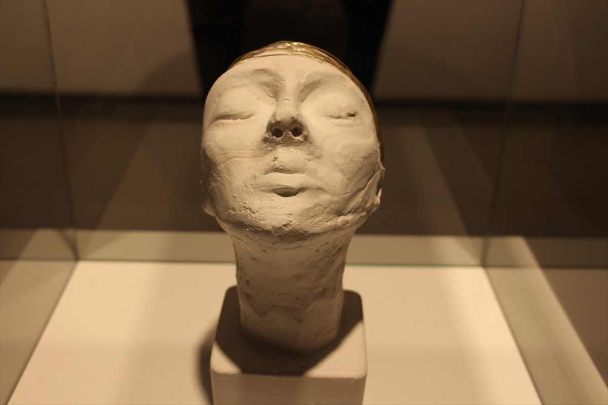 Mozaik sanatçısı Nejla Sarı ve ressam kızı Gözde Sarı'nın eserlerinden "İki Kuşak, Bir Ses 8...