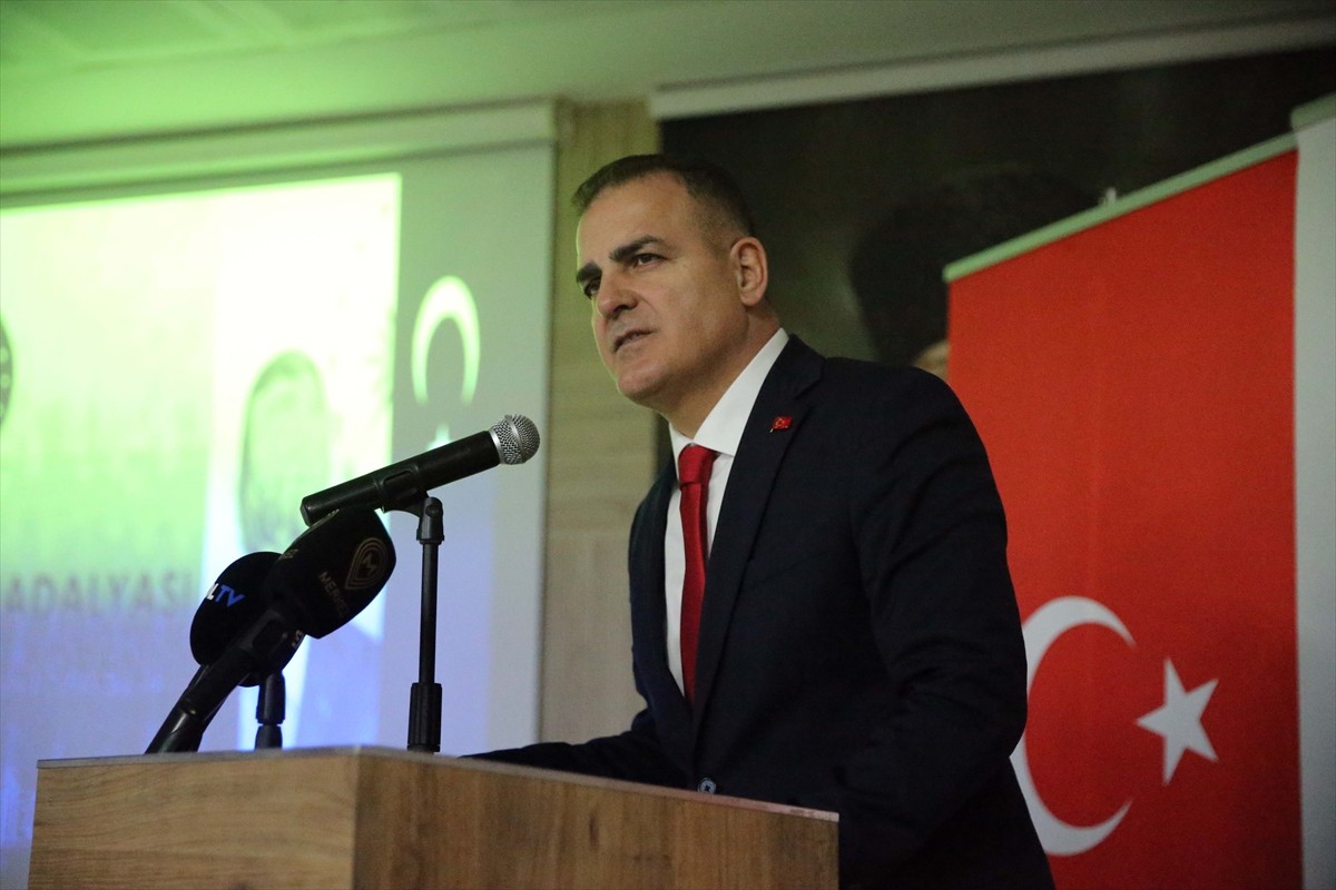 Muğla'da 1 şehit yakını ve 3 gaziye Devlet Övünç Madalyası verildi. Vali İdris Akbıyık (sağda)...