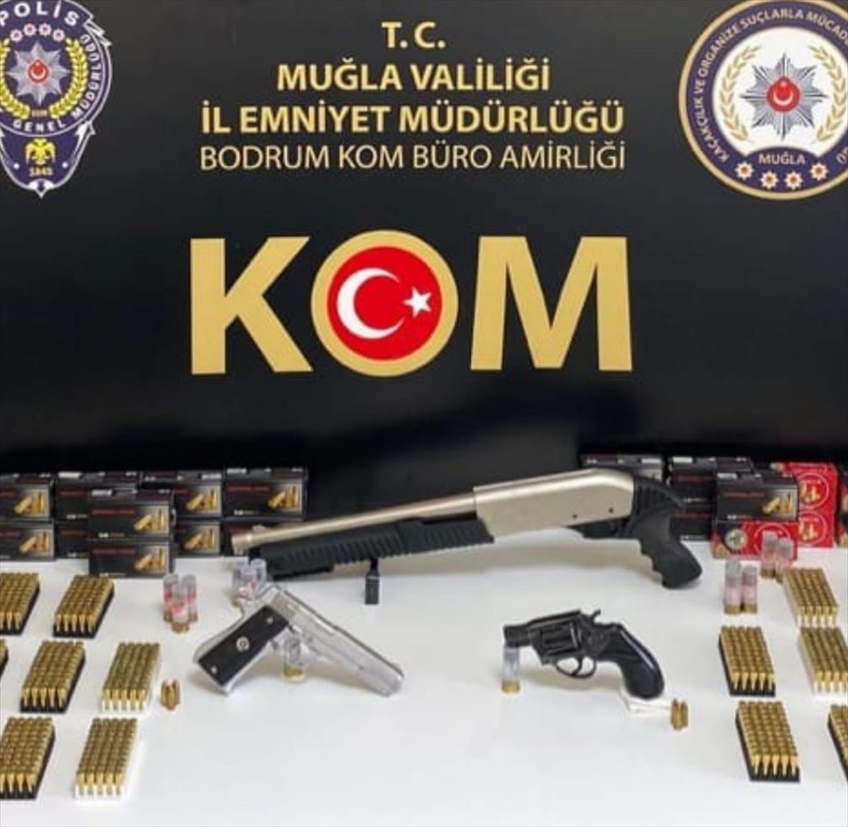 Muğla'da düzenlenen silah kaçakçılığı operasyonunda gözaltına alınan şüpheli tutuklandı....