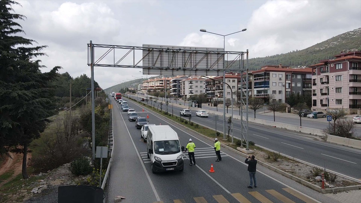 Muğla'da, Ramazan Bayramı dolayısıyla oluşan yoğunluğa karşı polis ekiplerince trafik ve yol...
