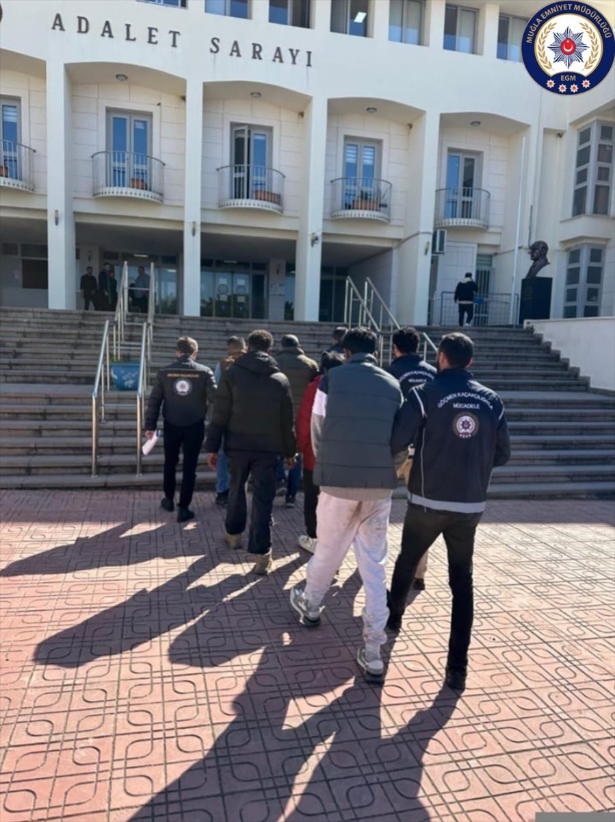 Muğla'nın Bodrum ilçesinde düzenlenen operasyonda gözaltına alınan 3 göçmen kaçakçısı...