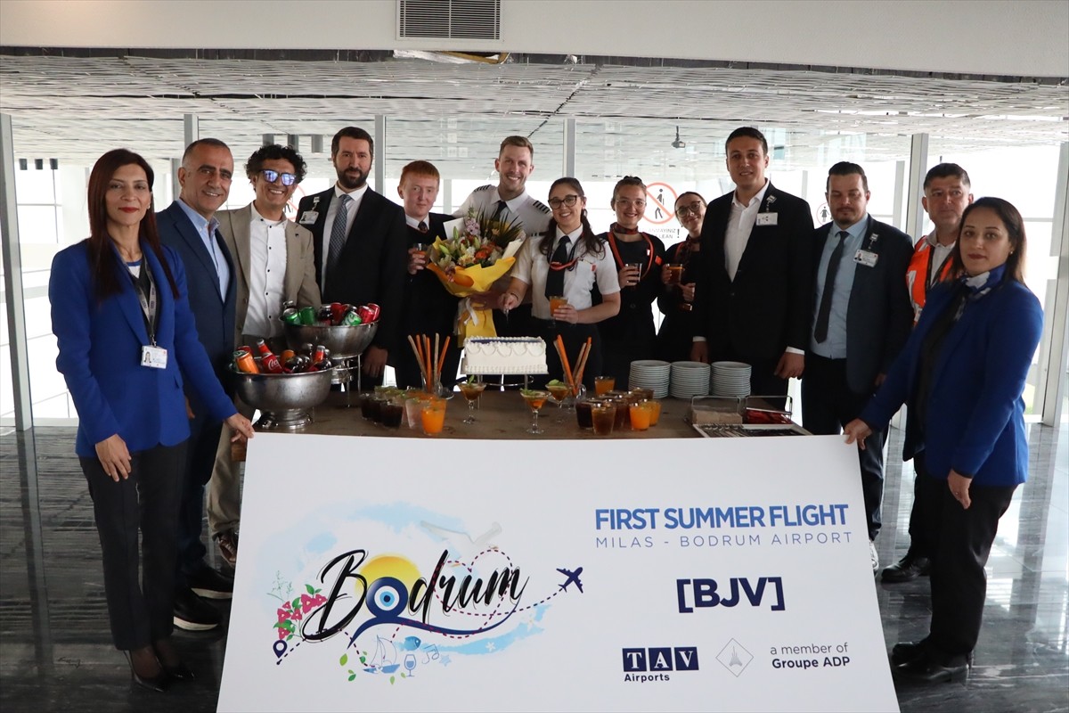 Muğla'nın Bodrum ilçesine İngiltere'den gelen sezonun ilk turist kafilesi havalimanında...