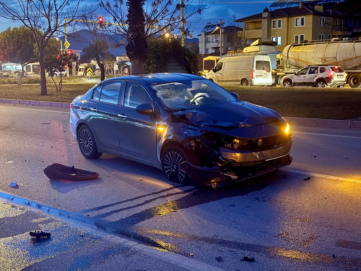 Muğla'nın Fethiye ilçesinde otomobille çarpışan motosikletin sürücüsü yaşamını yitirdi. İhbar...