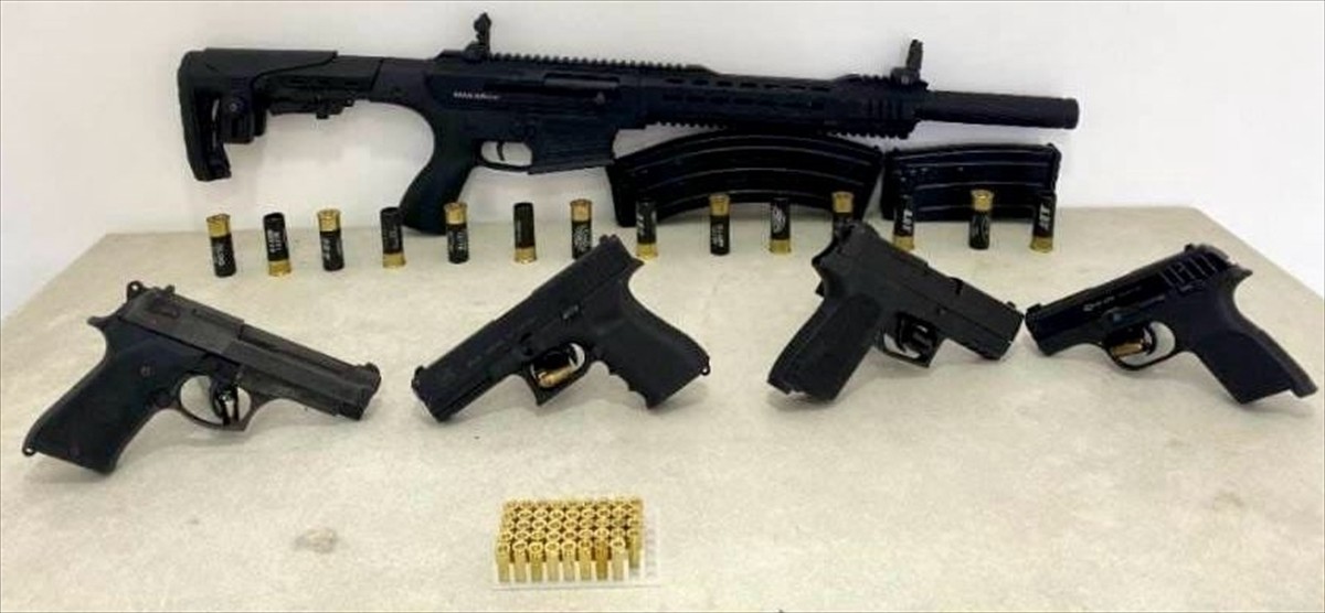 Muğla'nın Milas ilçesinde silah kaçakçılığı operasyonunda gözaltına alınan zanlı tutuklandı....