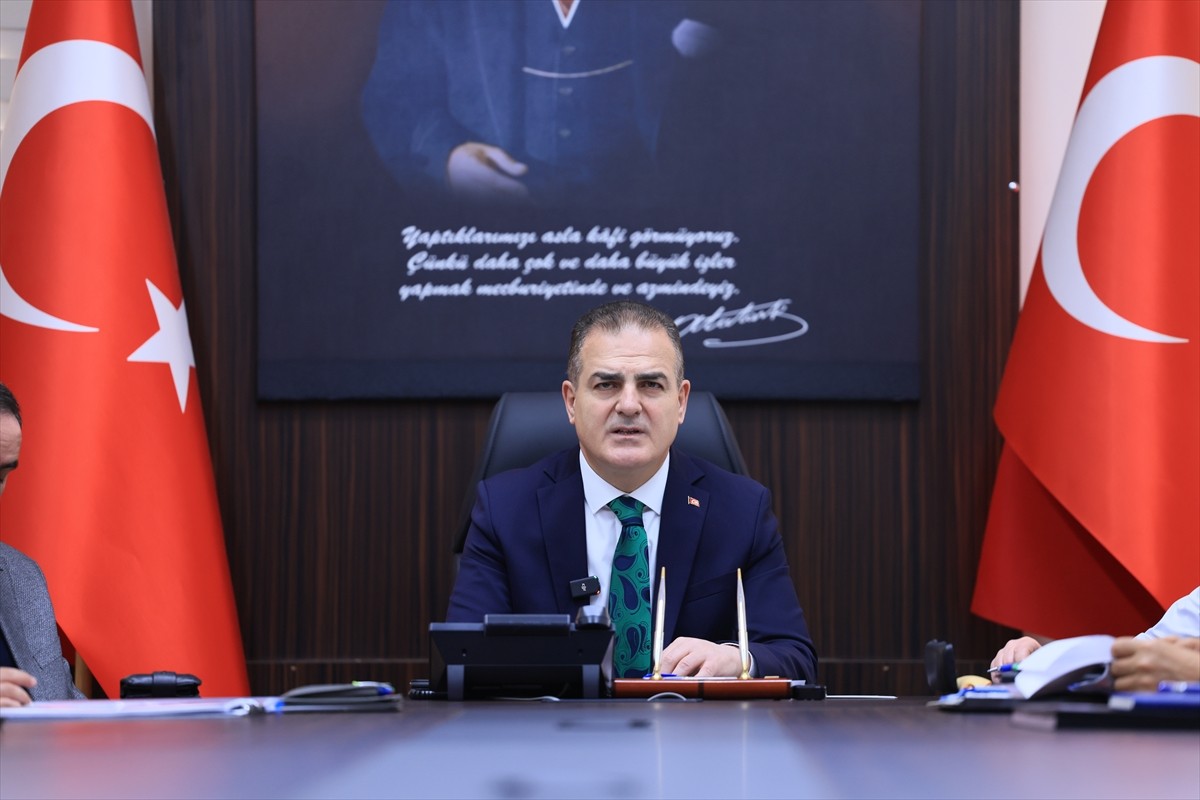 Muğla Valisi İdris Akbıyık, Valilik 75. Yıl Toplantı Salonu'nda düzenlenen güvenlik toplantısında...