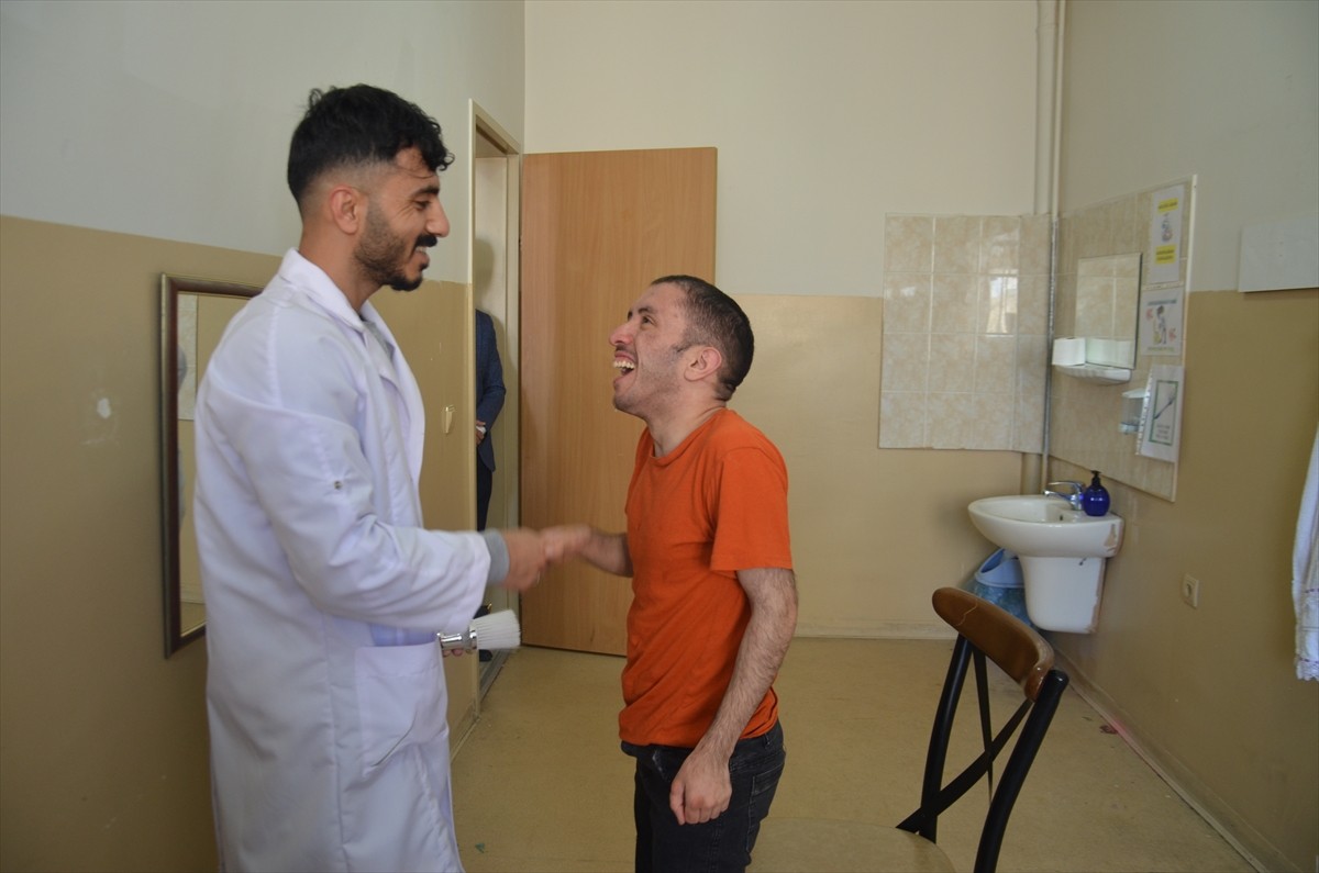 Muş'ta bir okulda eğitim alan özel gereksinimli öğrencilerin bayram tıraşını öğretmenleri...