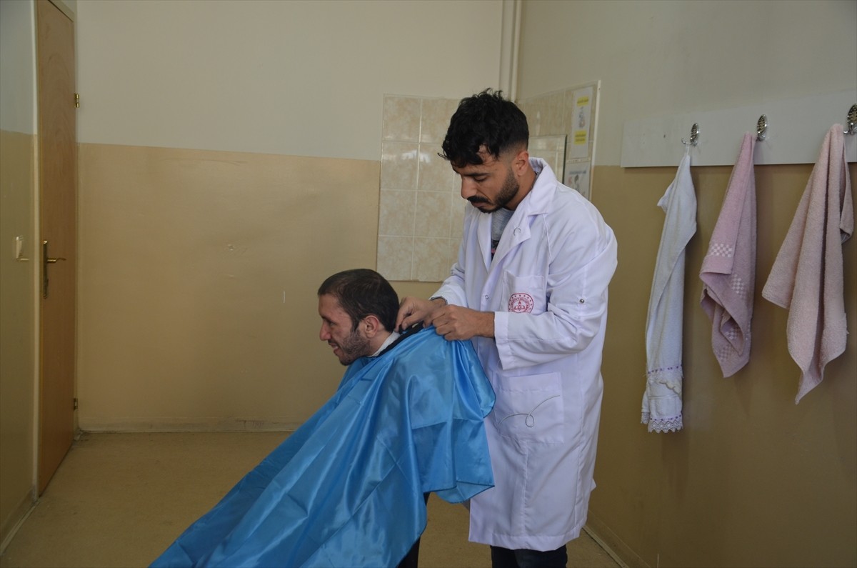 Muş'ta bir okulda eğitim alan özel gereksinimli öğrencilerin bayram tıraşını öğretmenleri...
