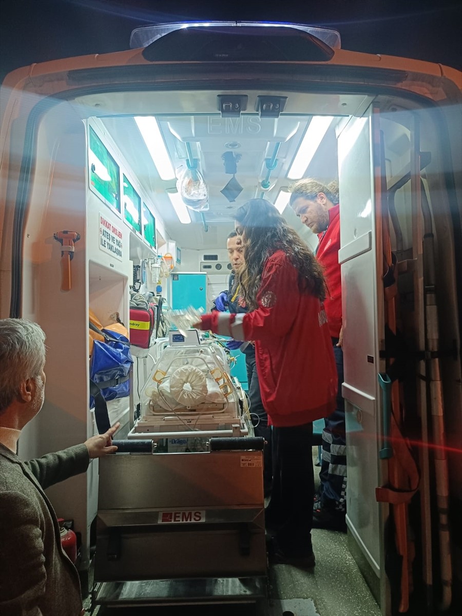 Muş'ta kalp rahatsızlığı olan yeni doğan bebek, ambulans uçakla İstanbul'a sevk edildi. Sağlık...