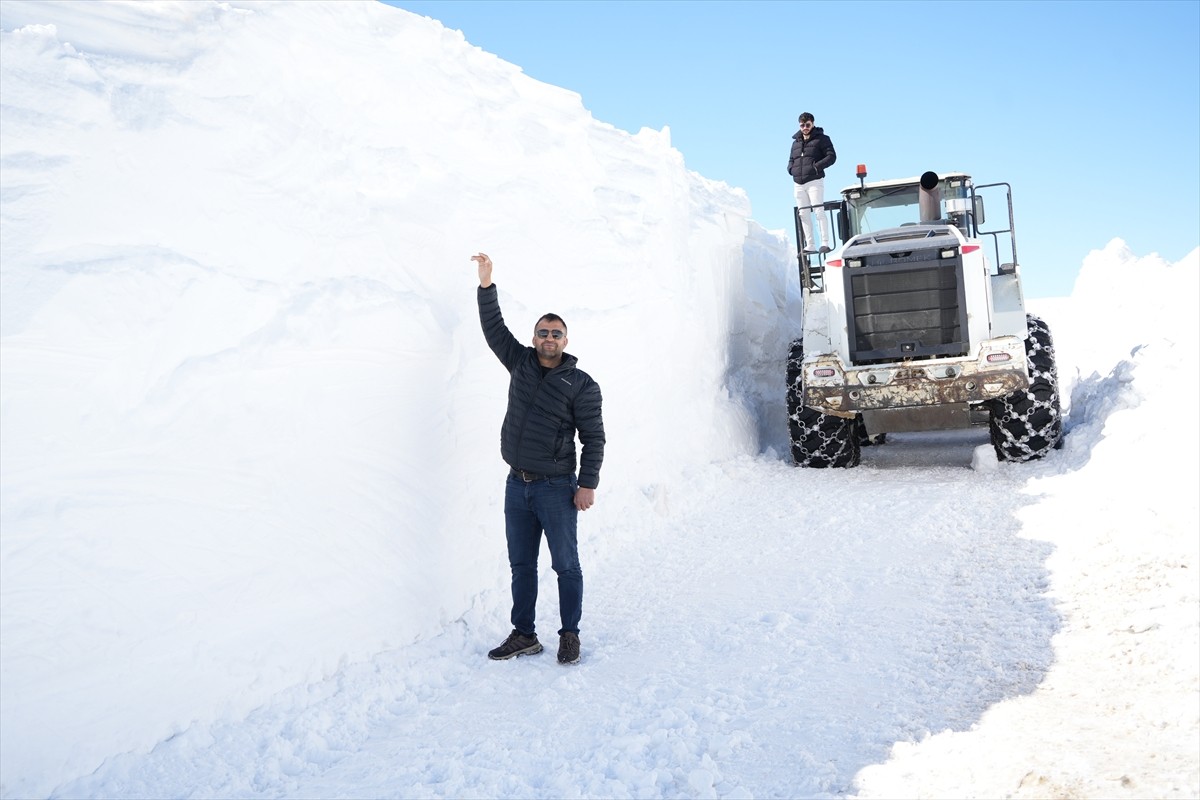 Muş'ta kar ve tipi nedeniyle kapanan yolların açılması için çalışmalar devam ediyor. Kente etkili...