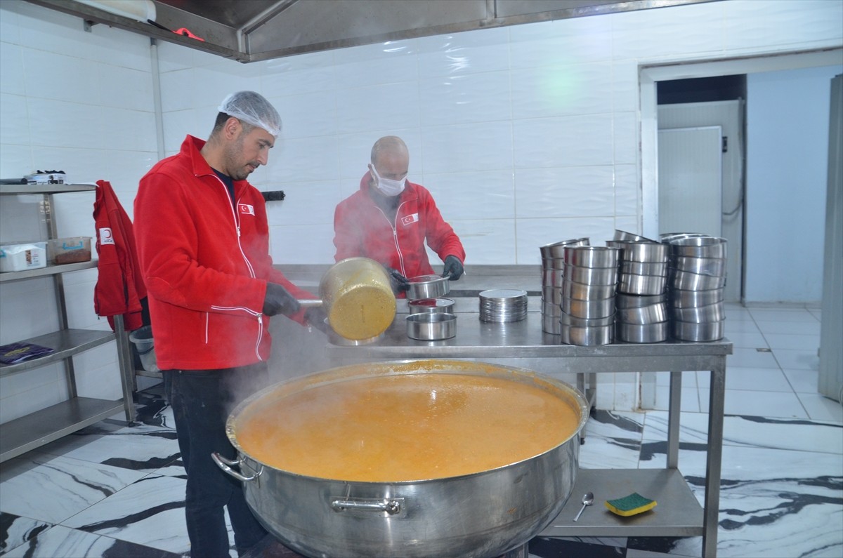 Muş'ta Türk Kızılay Aşevi'nde hazırlanan yemekler, iftar öncesinde ihtiyaç sahiplerinin evlerine...