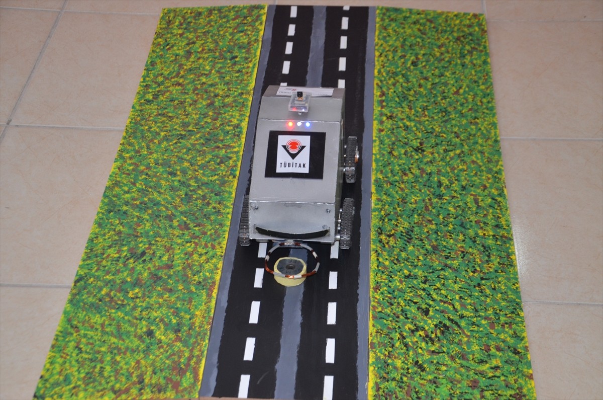 Muş Özel Bilim Teknik Koleji öğrencisi Serkancan Toktaş, okulun müdür yardımcısı ve proje...