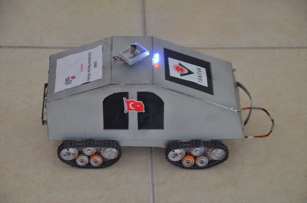 Muş Özel Bilim Teknik Koleji öğrencisi Serkancan Toktaş, okulun müdür yardımcısı ve proje...