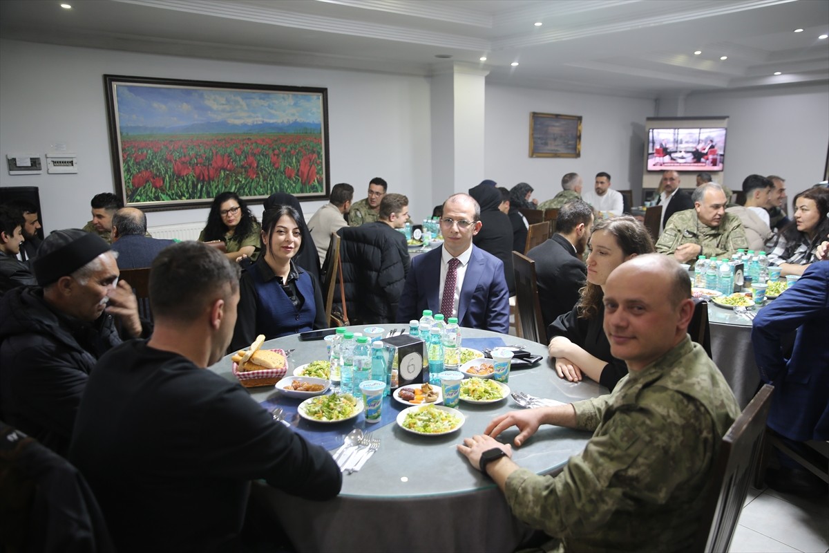 Muş Valisi Avni Çakır, şehit aileleri ve gazilerle Garnizon Komutanlığı'nda düzenlenen iftarda bir...