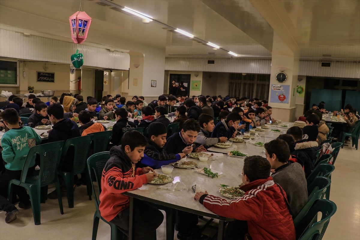 Muştu Gençlik üyeleri, Suriye'nin başkenti Şam'da yaklaşık 300 öğrenci için "kardeşlik iftarı"...