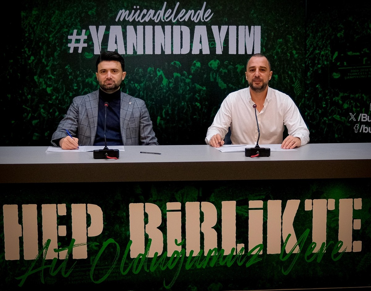 Nesine 3. Lig ekiplerinden Bursaspor, Pablo Martin Batalla'dan boşalan teknik direktörlük görevine...