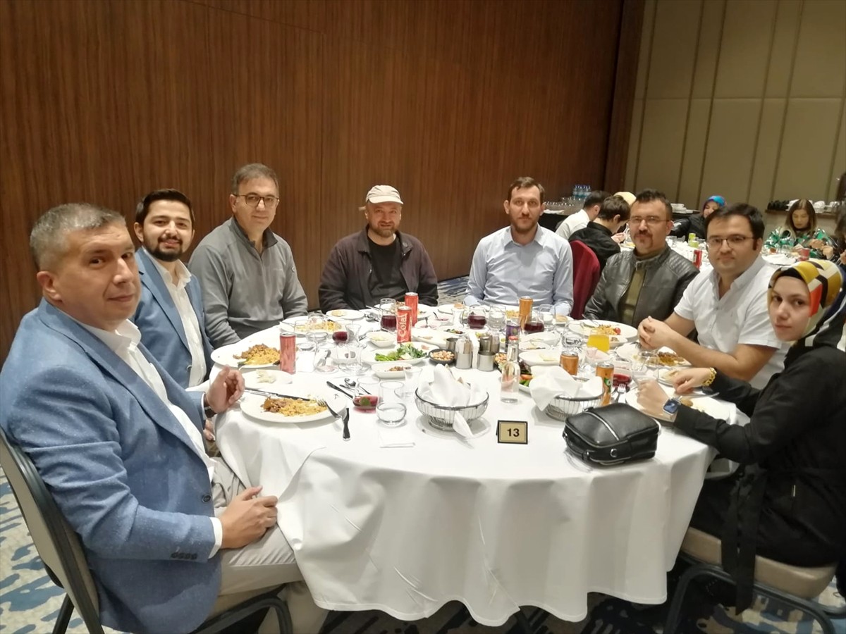 Nevşehir'de, 14 Mart Tıp Bayramı dolayısıyla düzenlenen iftar programında kentteki hekimler bir...
