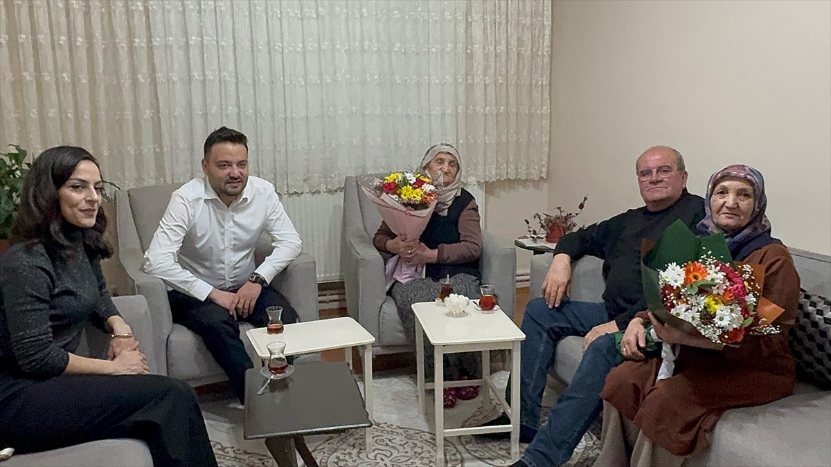 Nevşehir'de AK Parti il yöneticileri, 8 Mart Dünya Kadınlar Günü dolayısıyla 109 yaşındaki Cemile...