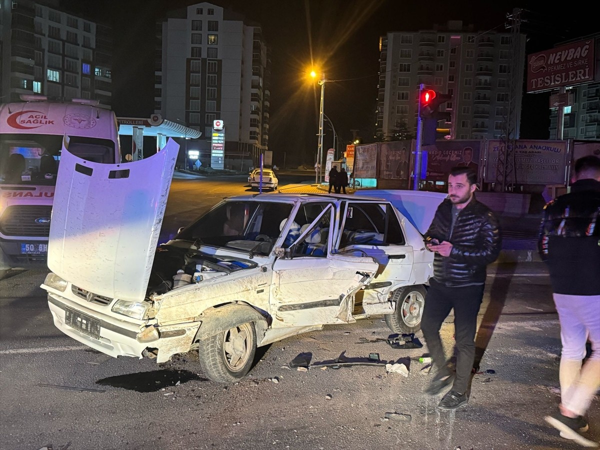Nevşehir'de iki otomobilin çarpışması sonucu 4 kişi yaralandı.