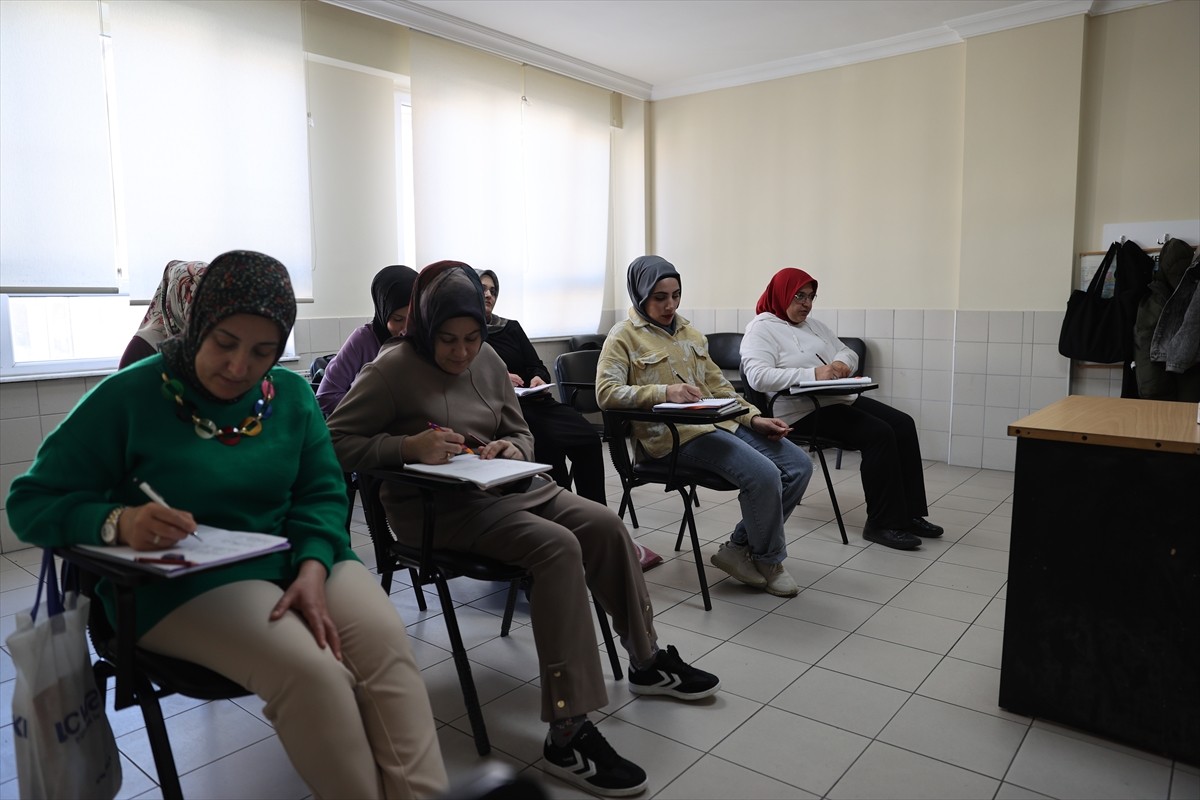 Nevşehir'de okuma yazma bilmediği için çocuğuna derslerinde yardımcı olamayan 46 yaşındaki Fatma...